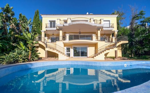 Luxury mansion on the first line of Golf