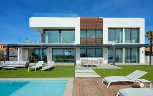 Villa moderna frente a la playa Luxury beachfront villa فيلا فاخرة على شاطئ البحر للبيع ماربيا