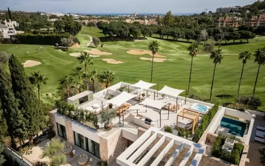 Villa de lujo en venta en primera línea de golf en Marbella
