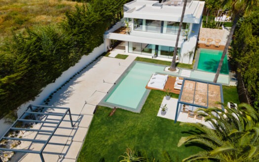 Elegant luxury villa next to the golf course in Nueva Andalucía